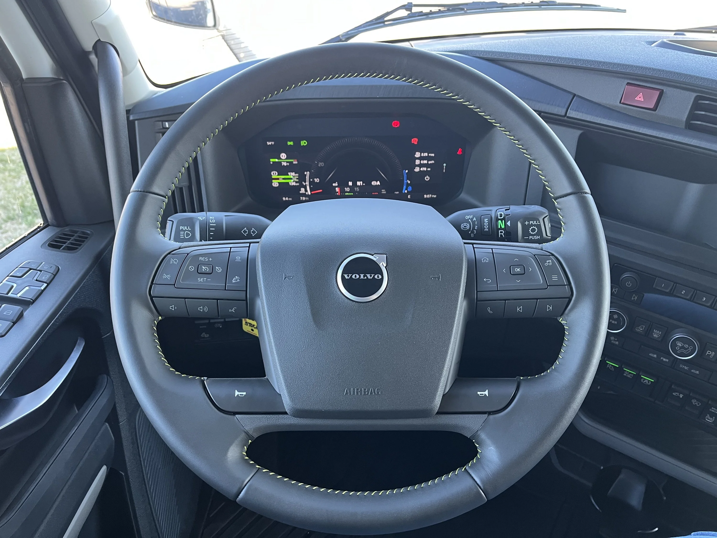 2027 Volvo VNL 860 in La Vergne — photo 10