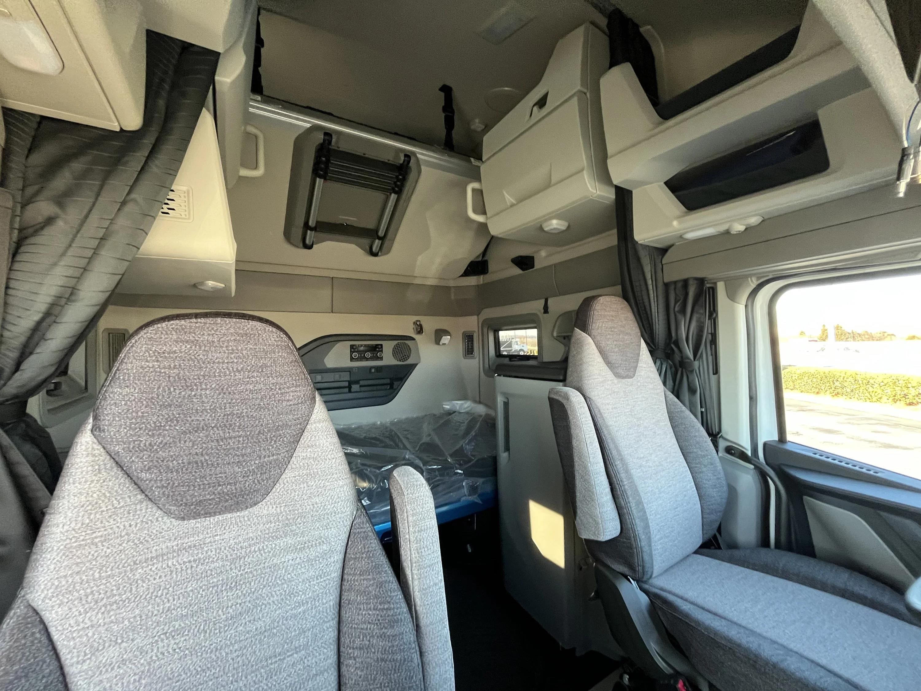 2027 Volvo VNL 860 in La Vergne — photo 13