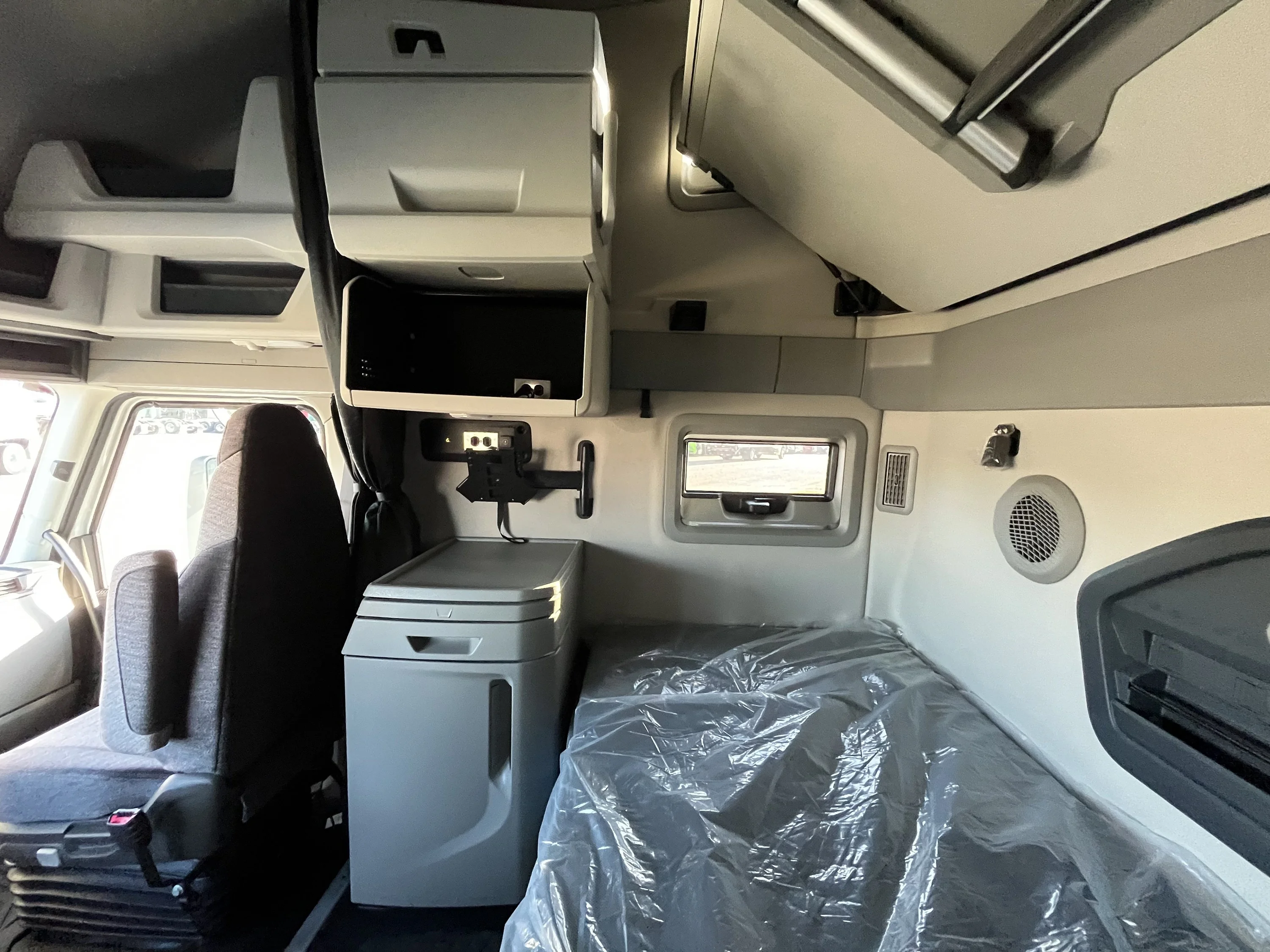 2027 Volvo VNL 860 in La Vergne — photo 14