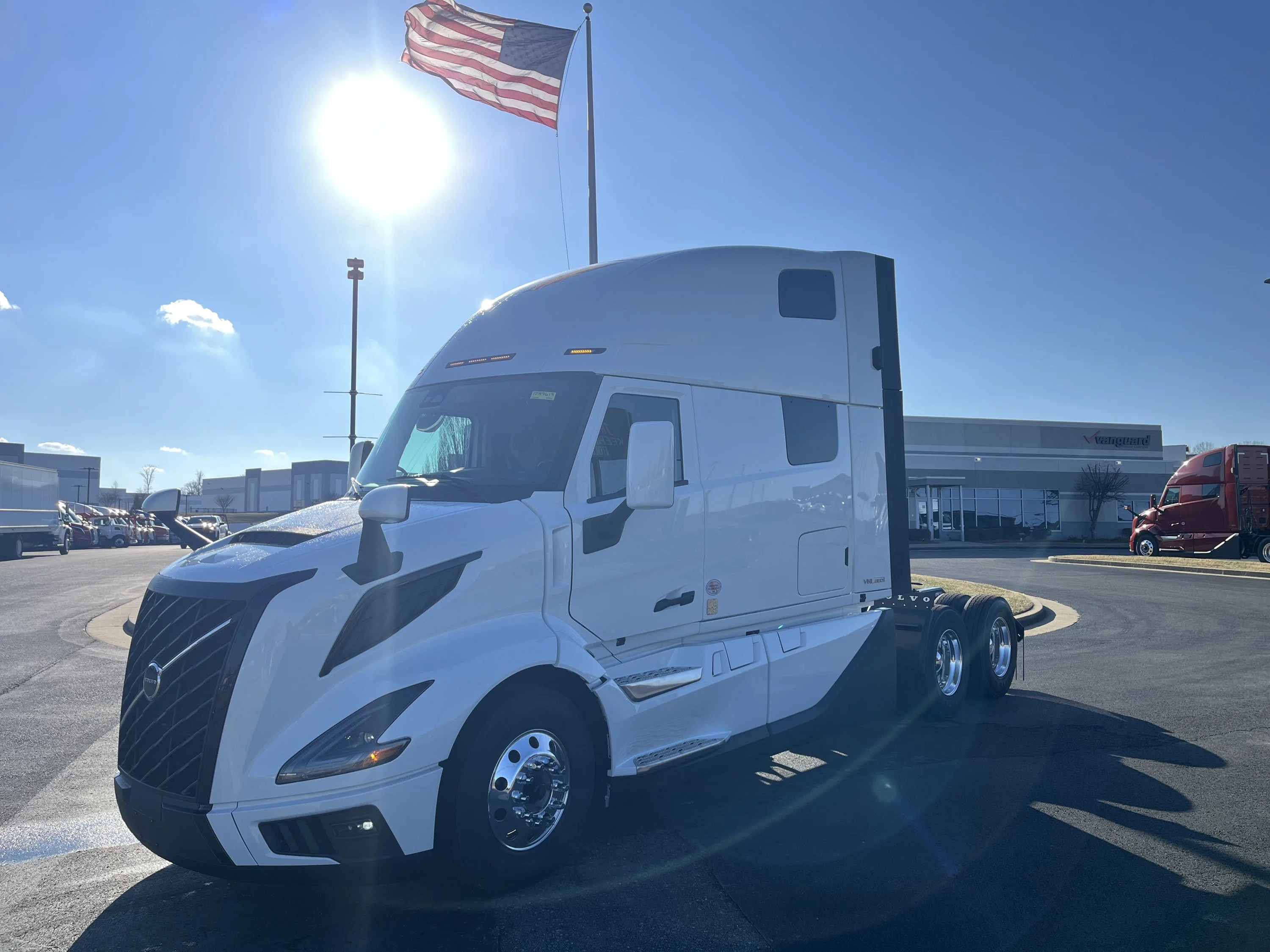 2027 Volvo VNL 860 in La Vergne — photo 7