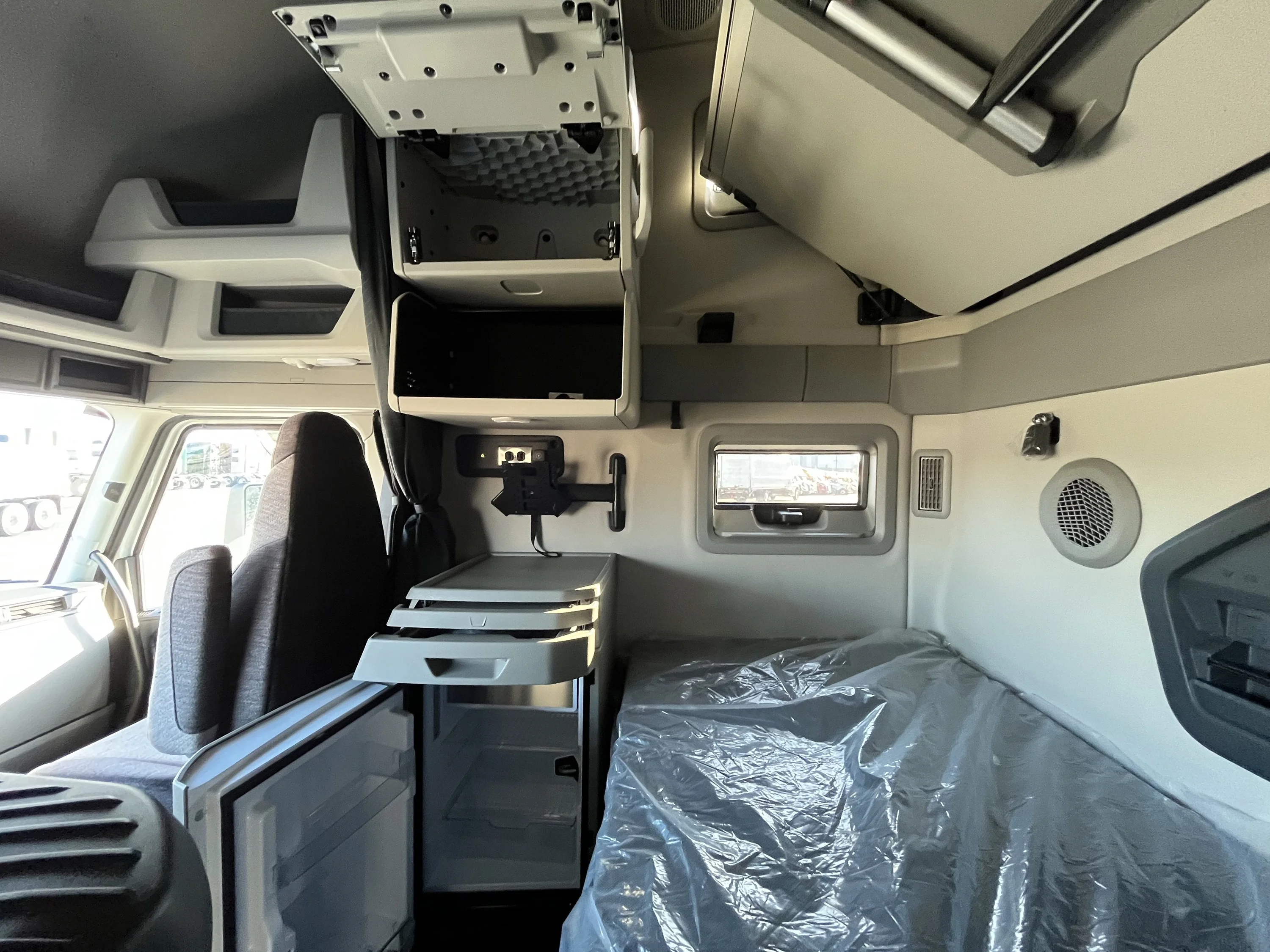 2027 Volvo VNL 860 in La Vergne — photo 15