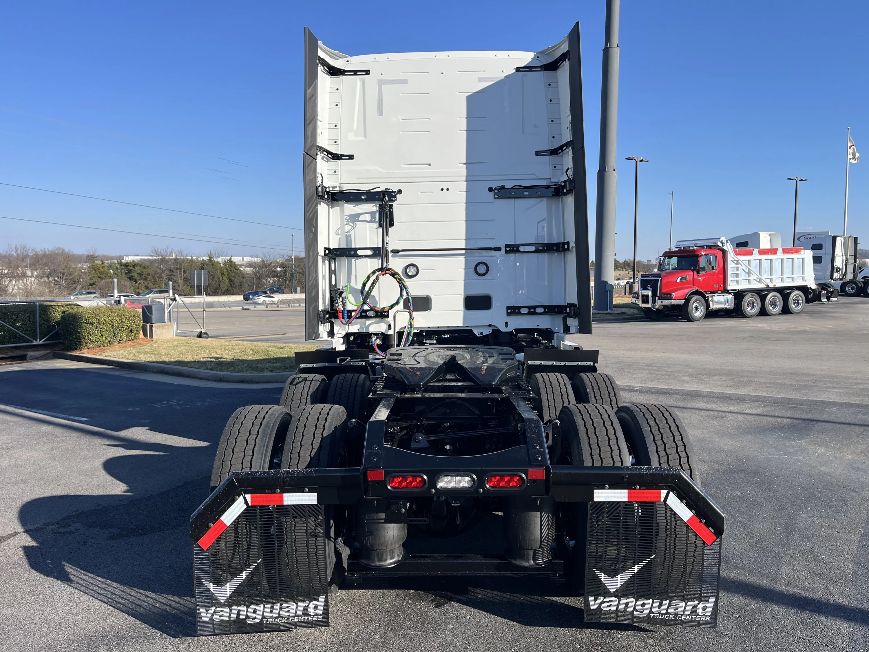 2027 Volvo VNL 860 in La Vergne — photo 4
