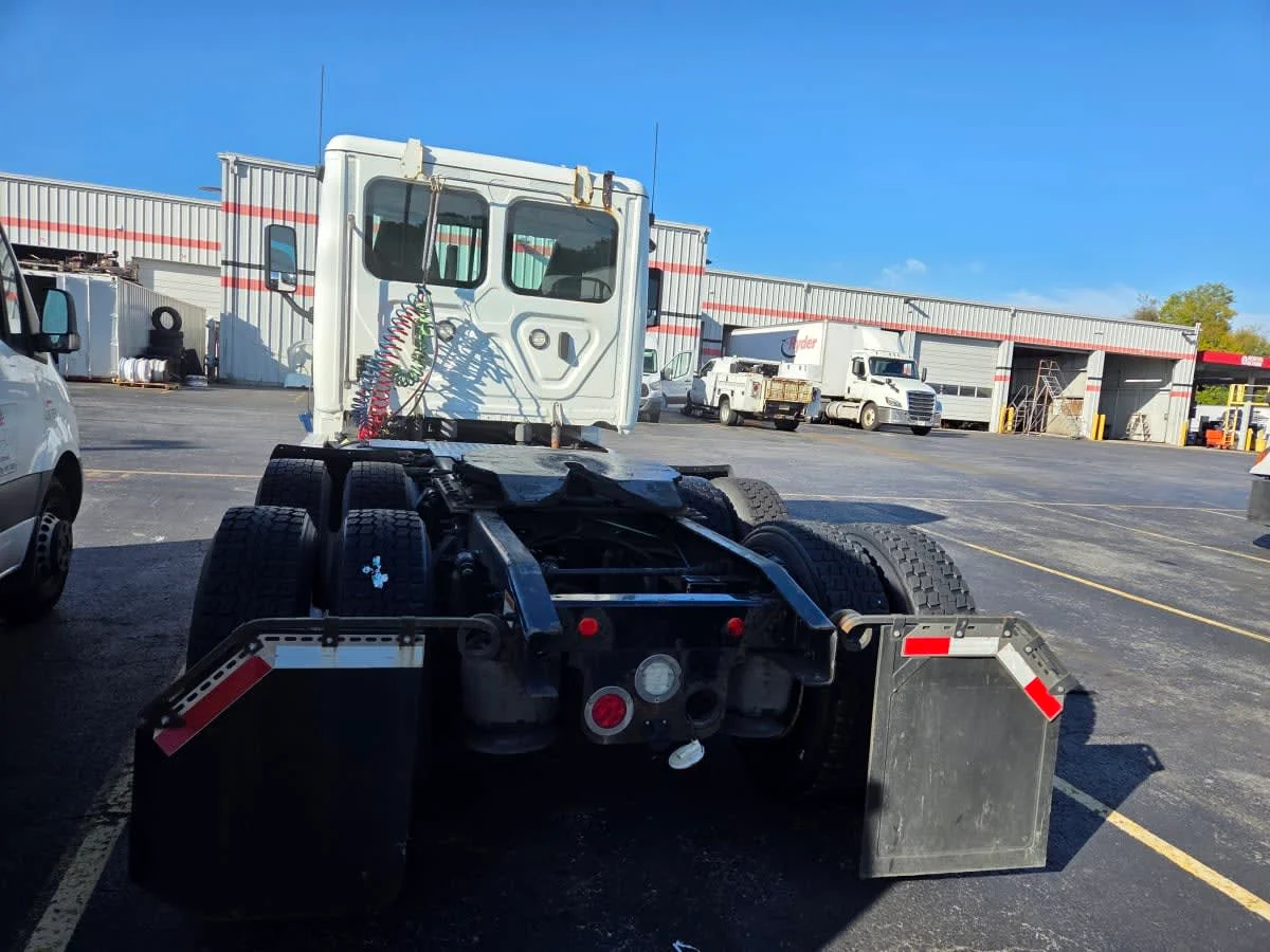 2019 Freightliner Cascadia in Allentown, PA — photo 5