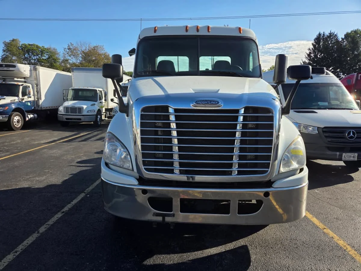 2019 Freightliner Cascadia in Allentown, PA — photo 2