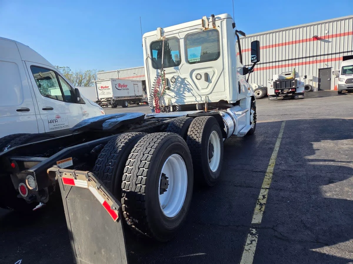 2019 Freightliner Cascadia in Allentown, PA — photo 4