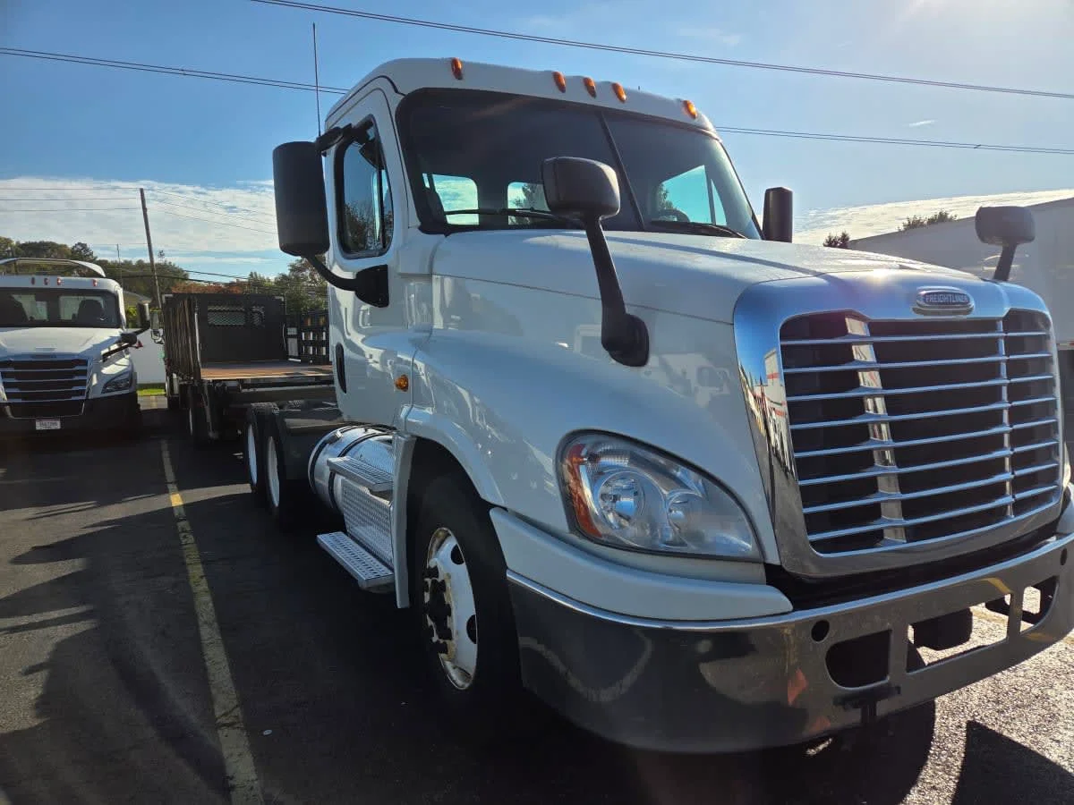 2019 Freightliner Cascadia in Allentown, PA — photo 3