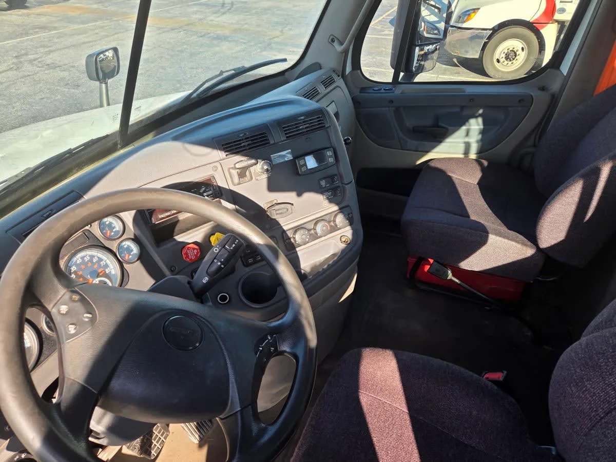 2019 Freightliner Cascadia in Allentown, PA — photo 7