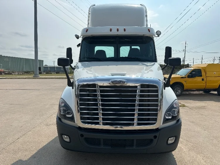 2020 Freightliner Cascadia in Waxahachie, TX — photo 2