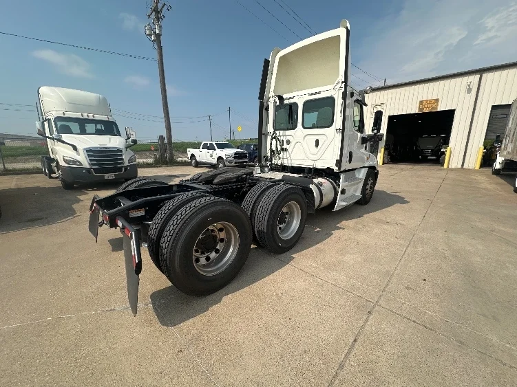 2020 Freightliner Cascadia in Waxahachie, TX — photo 7