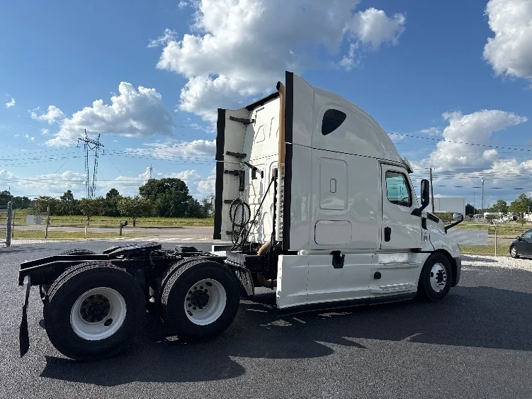 2020 Freightliner Cascadia in Gulfport, MS — photo 7