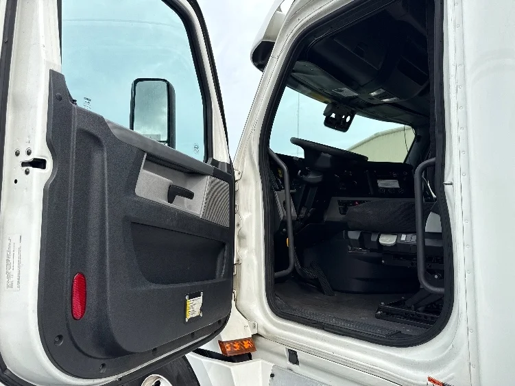 2020 Freightliner Cascadia in Gulfport, MS — photo 9