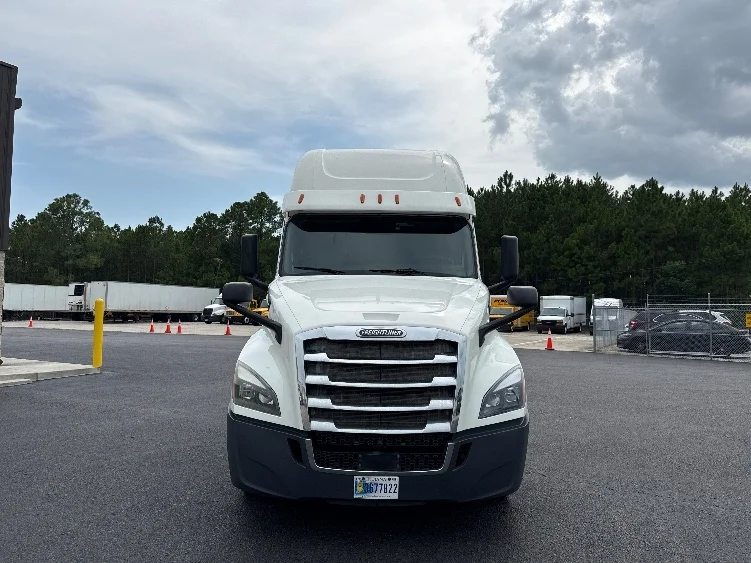 2020 Freightliner Cascadia in Gulfport, MS — photo 2
