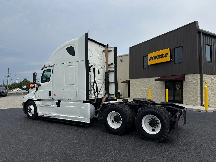 2020 Freightliner Cascadia in Gulfport, MS — photo 5