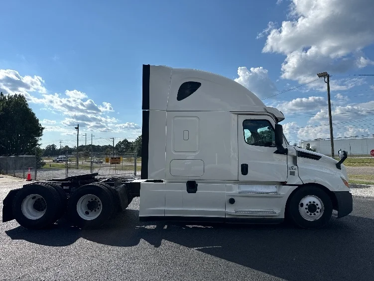 2020 Freightliner Cascadia in Gulfport, MS — photo 8