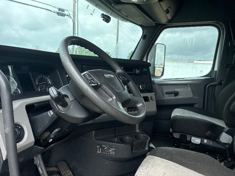 2020 Freightliner Cascadia in Gulfport, MS — photo 10