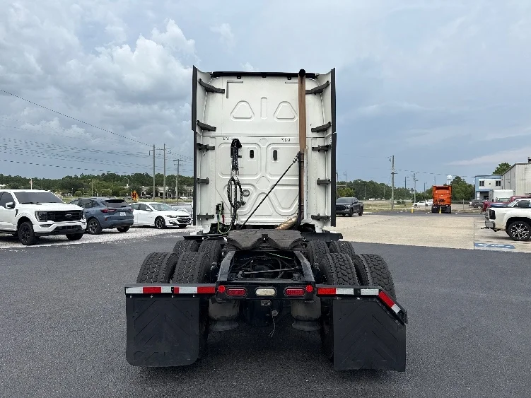2020 Freightliner Cascadia in Gulfport, MS — photo 6