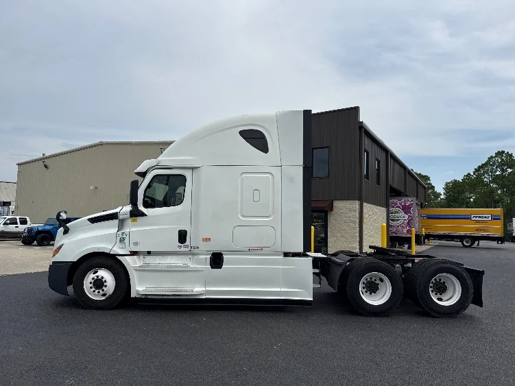 2020 Freightliner Cascadia in Gulfport, MS — photo 4