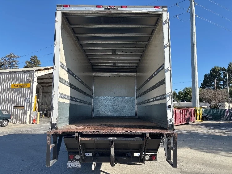 2016 Hino 268 - image 8