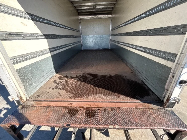 2016 Hino 268 - image 10