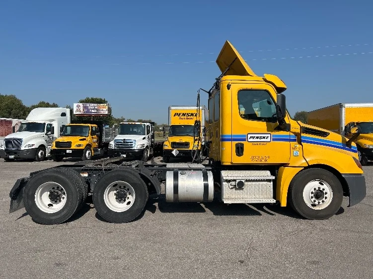 2020 Freightliner Cascadia - image 8