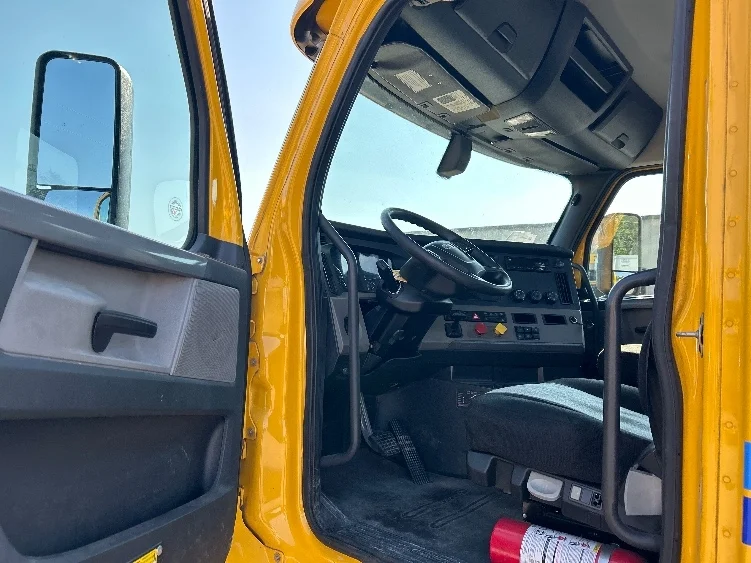 2020 Freightliner Cascadia - image 9