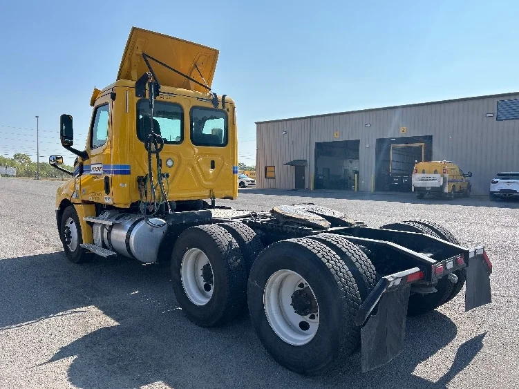 2020 Freightliner Cascadia - image 5