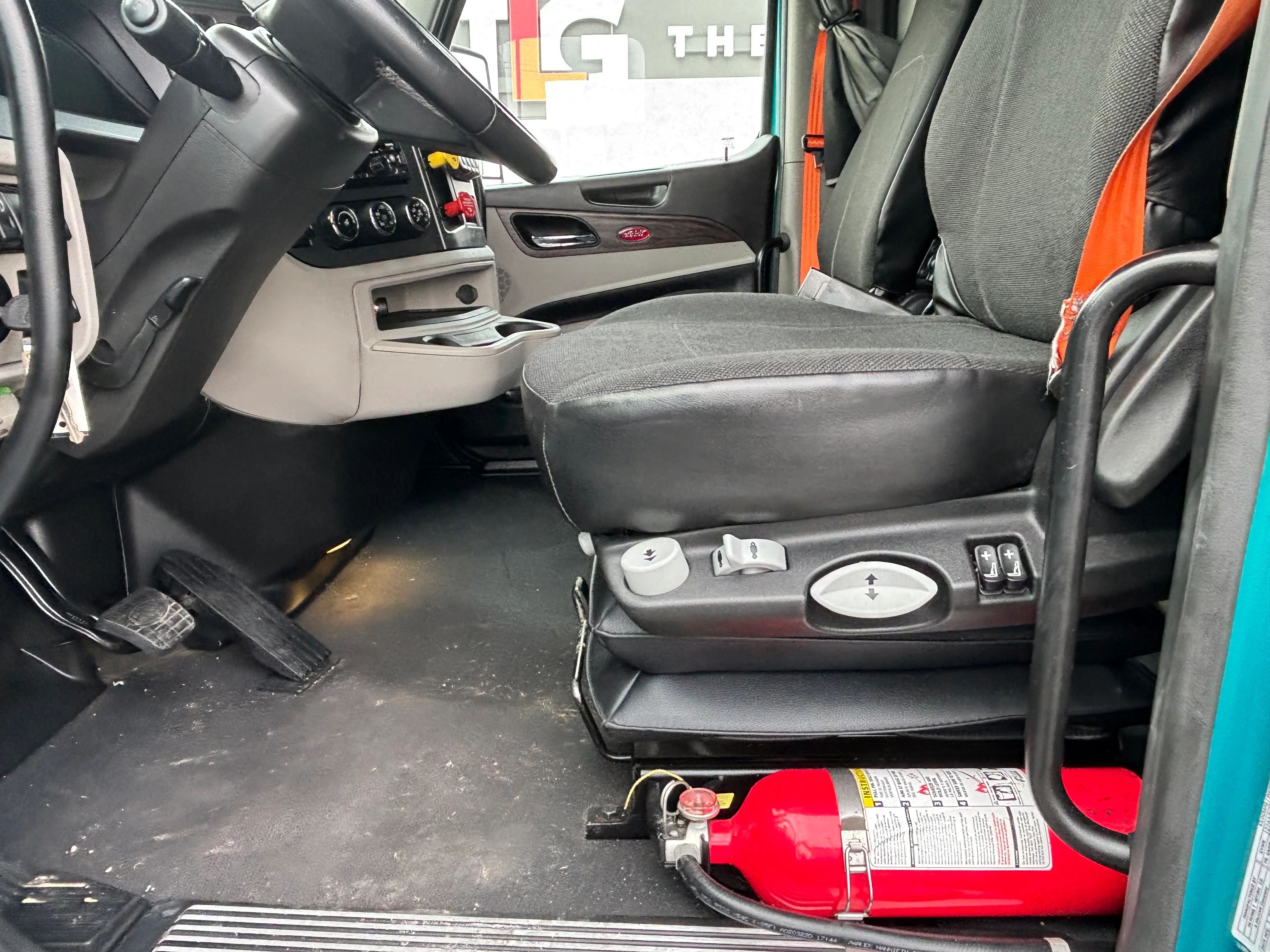 2023 Peterbilt 579 - image 12