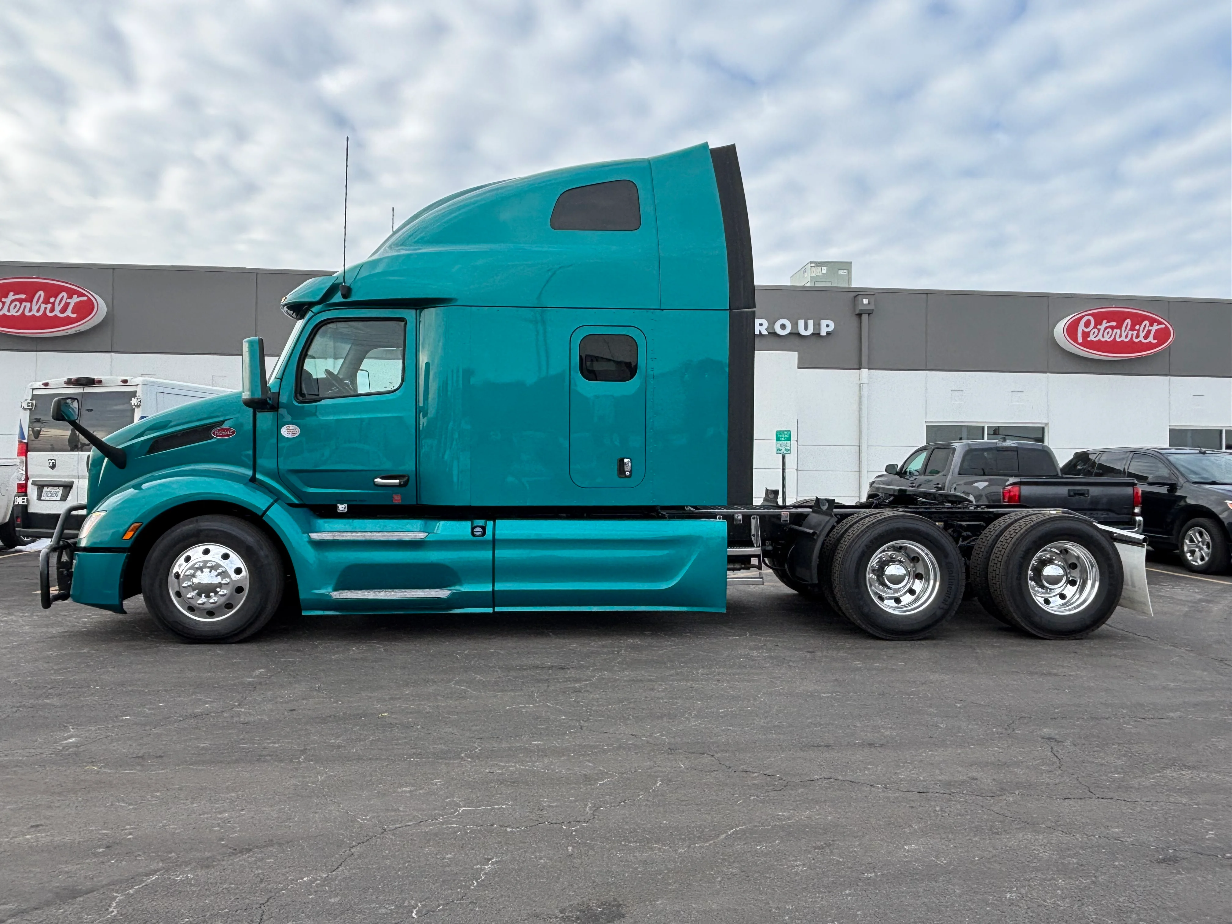2023 Peterbilt 579 - image 2
