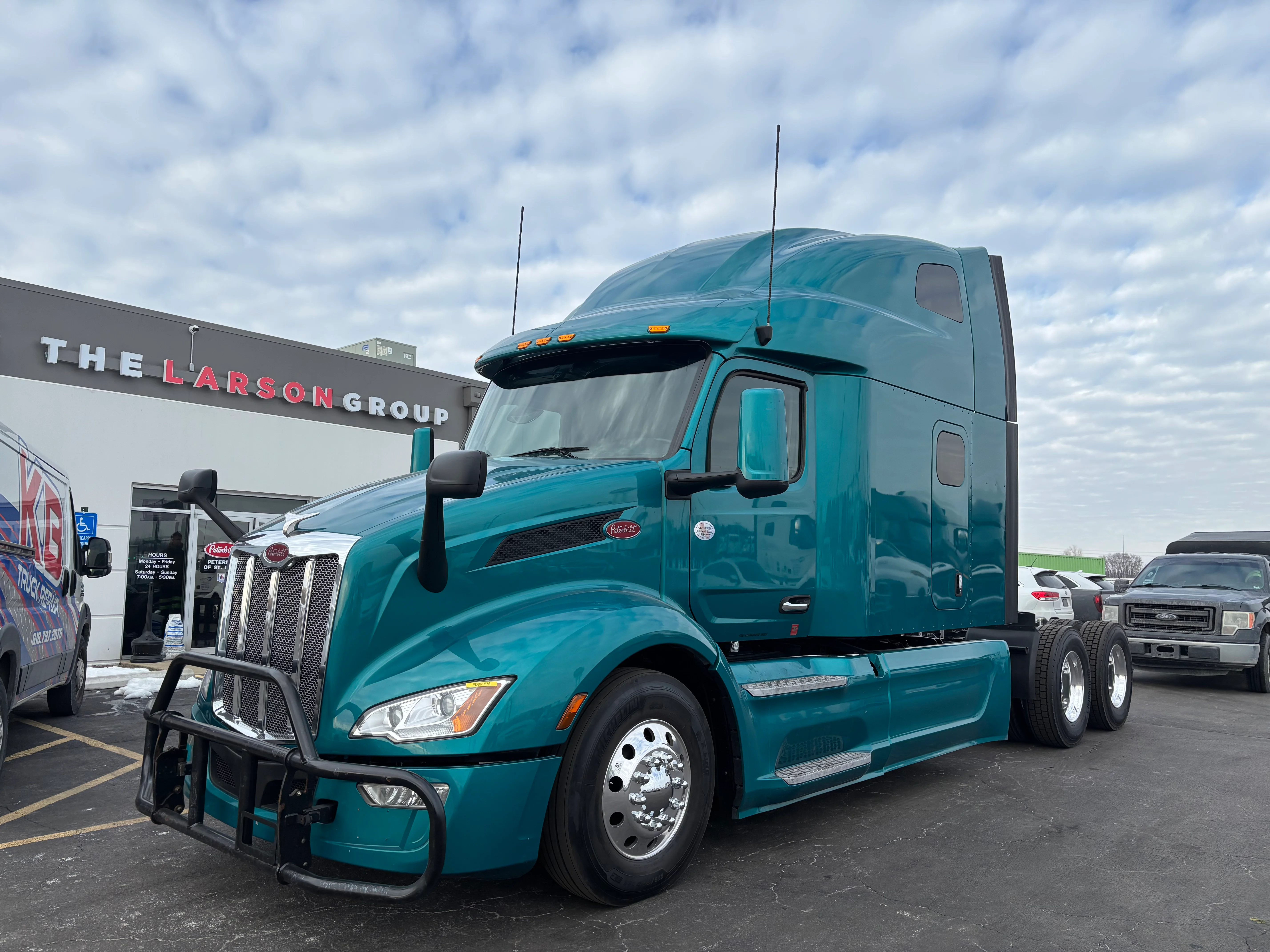 2023 Peterbilt 579 - image 1