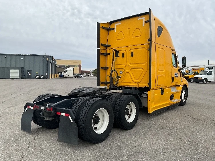 2022 Freightliner Cascadia in La Porte, IN — photo 7