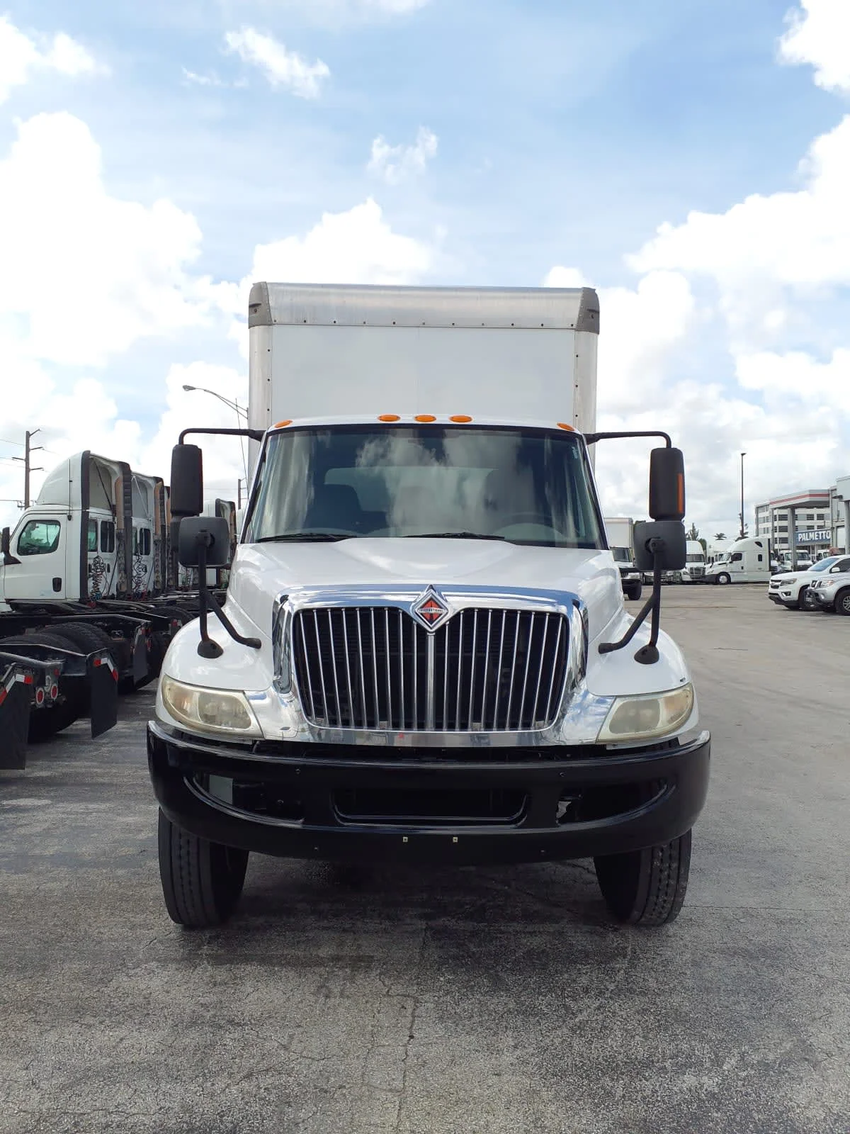 2018 International 4300 - image 2