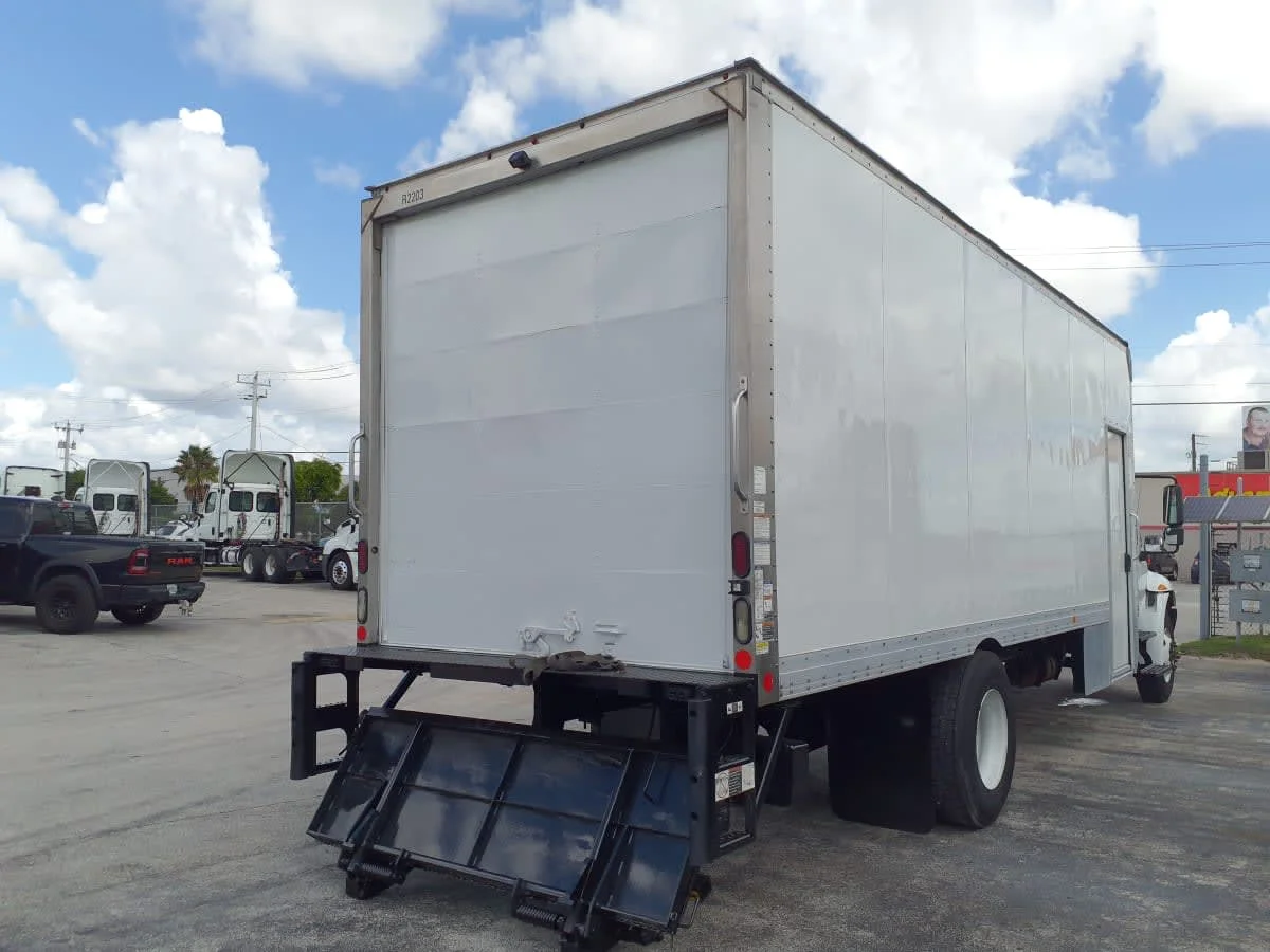 2018 International 4300 - image 4