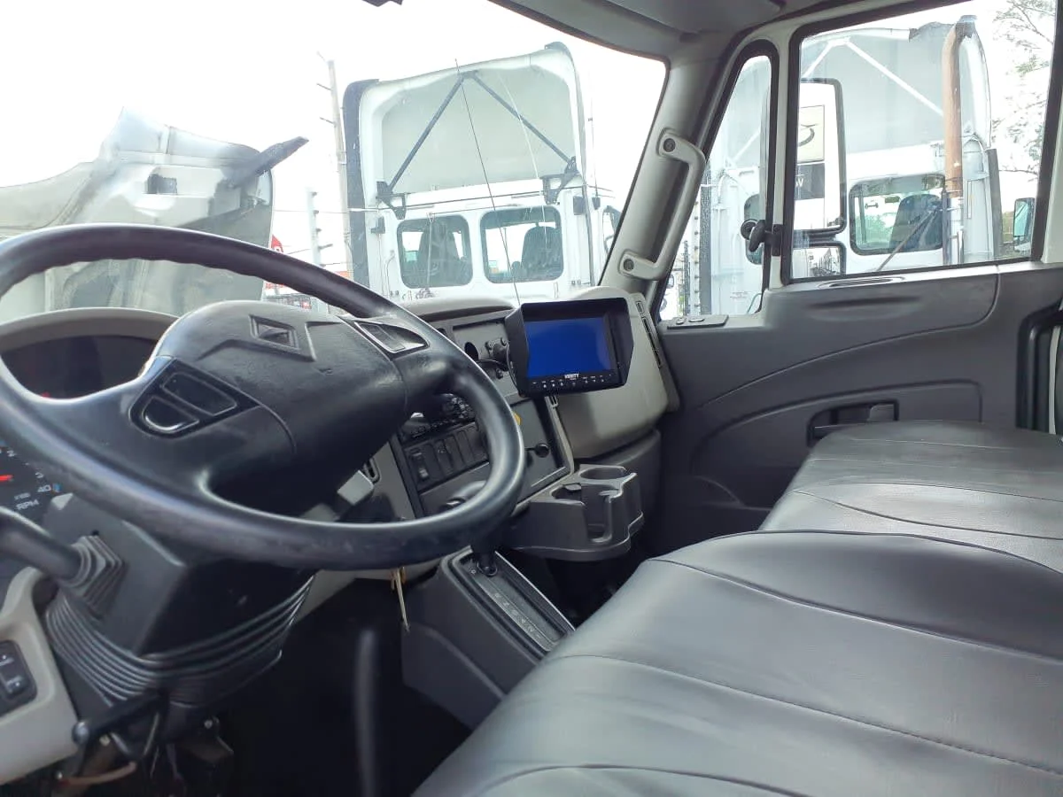 2018 International 4300 - image 7
