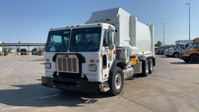 2025 Peterbilt 520 — photo 2