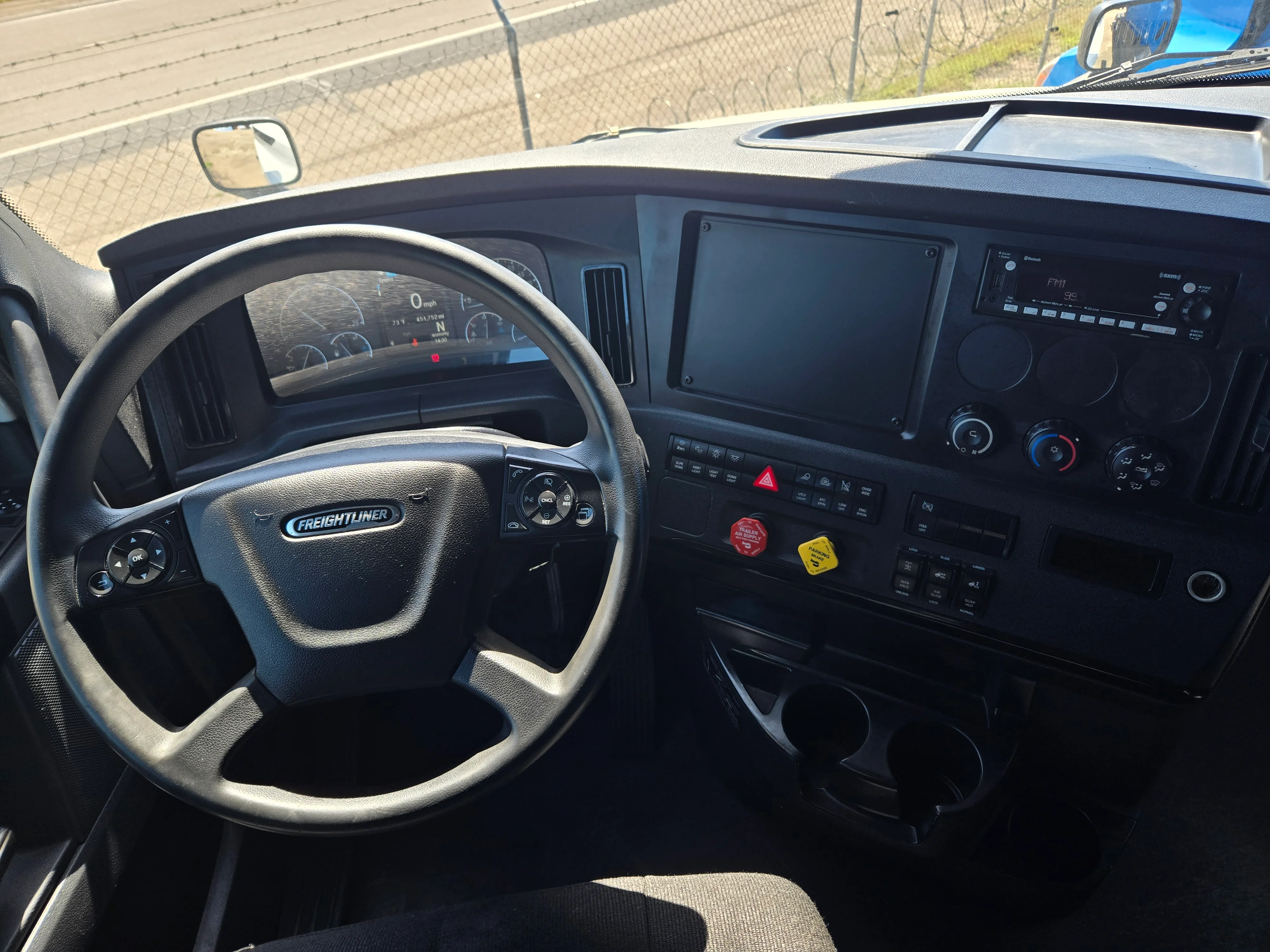 2023 Freightliner Cascadia in Fresno, CA — photo 9
