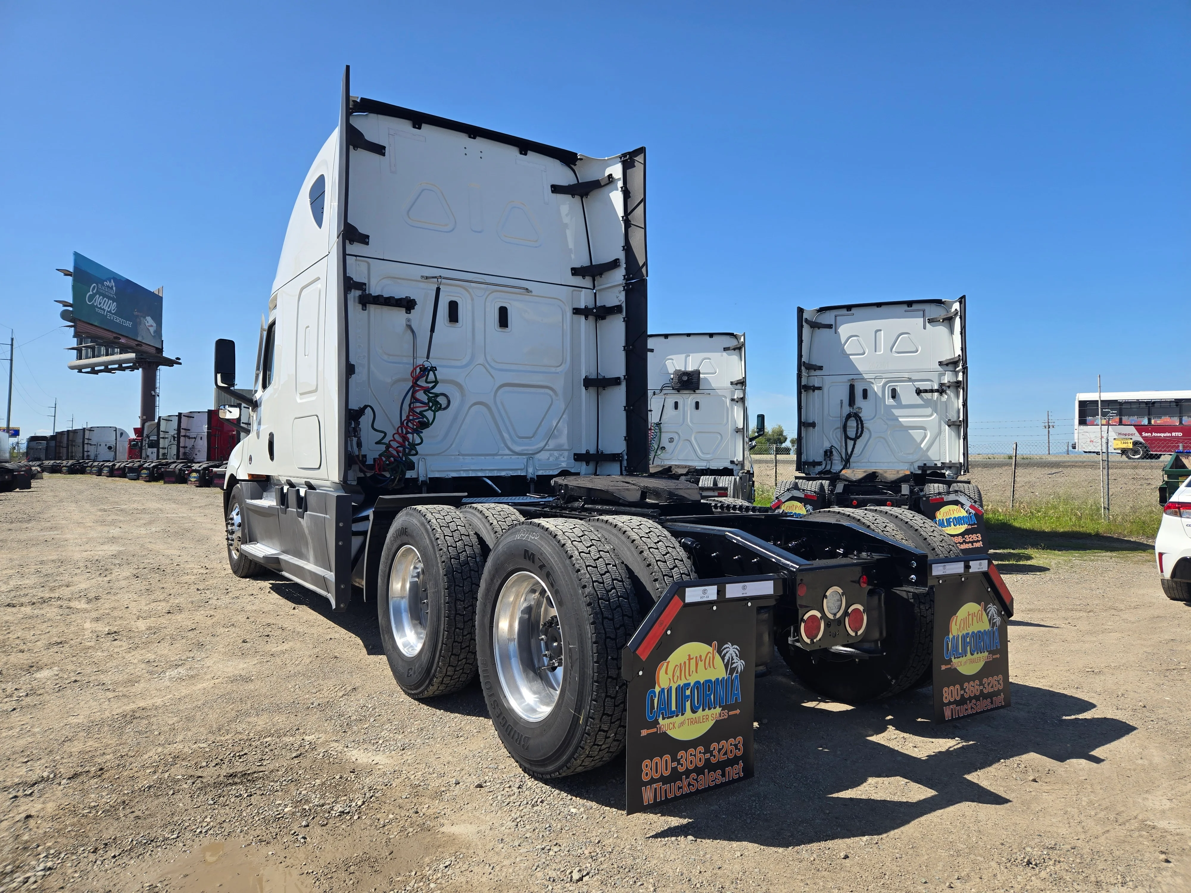 2023 Freightliner Cascadia in Fresno, CA — photo 7