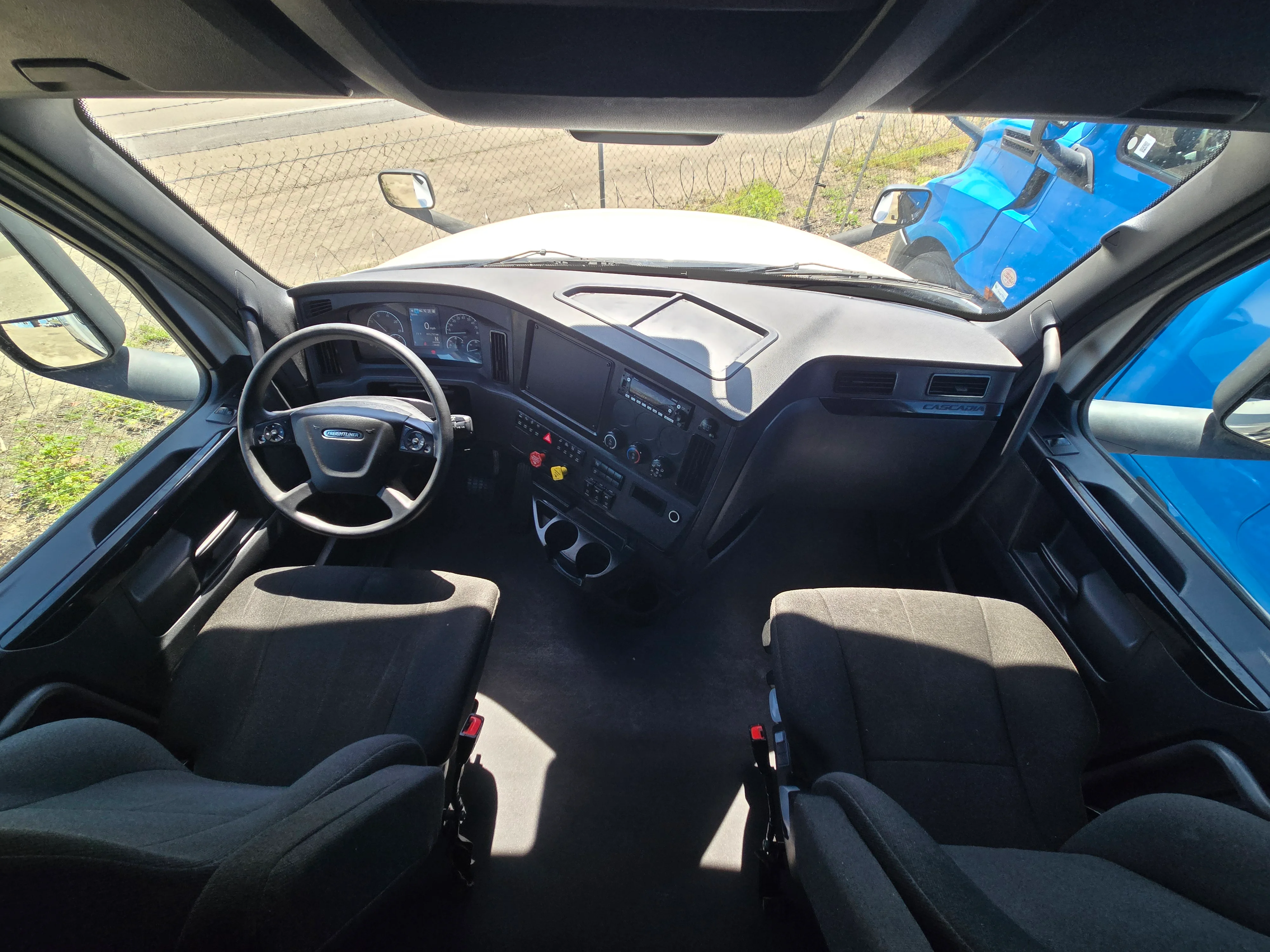 2023 Freightliner Cascadia in Fresno, CA — photo 10