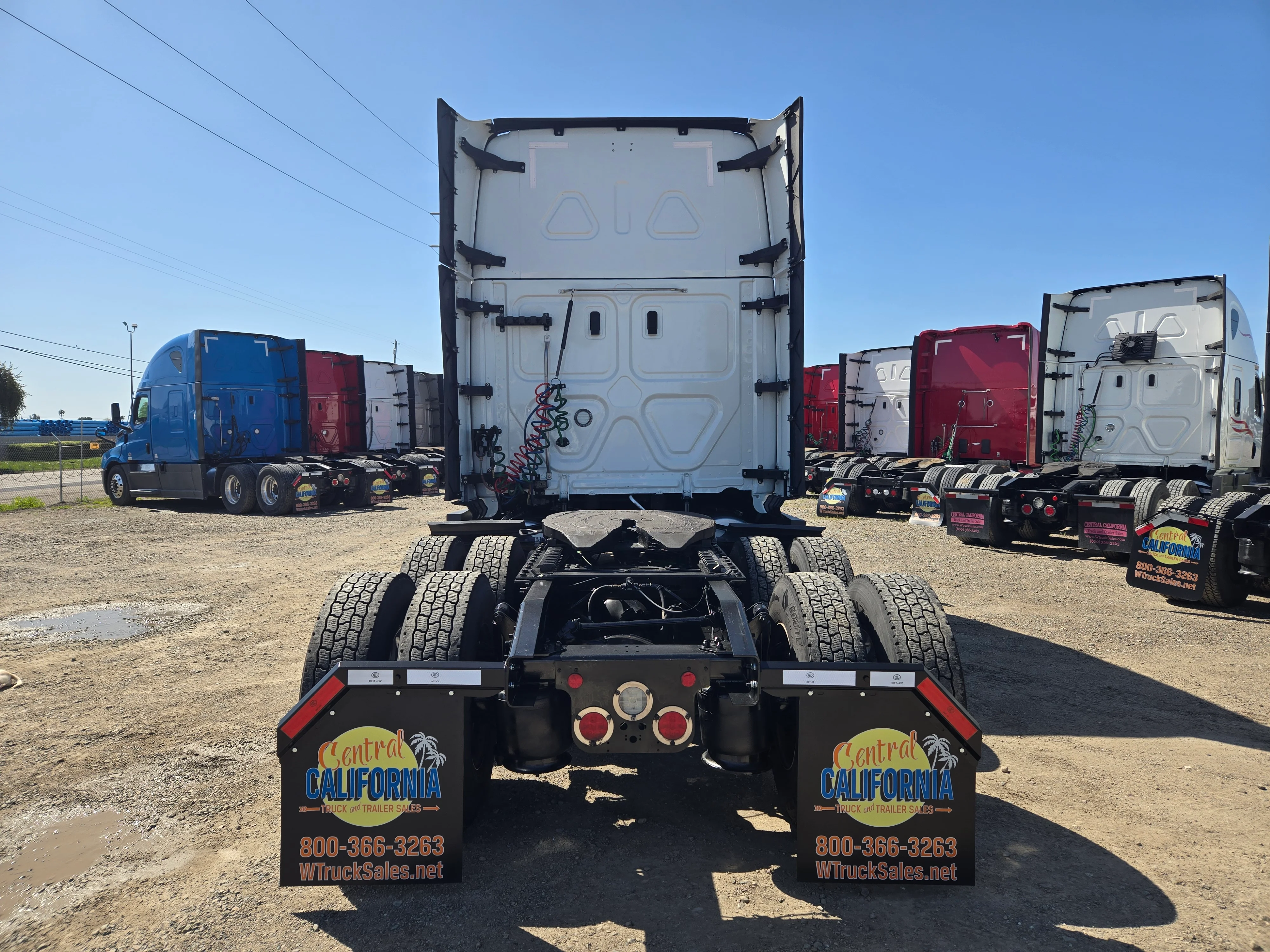 2023 Freightliner Cascadia in Fresno, CA — photo 6