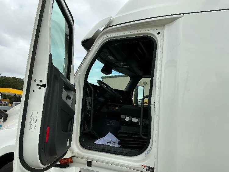 2022 Freightliner Cascadia - image 9