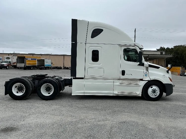 2022 Freightliner Cascadia - image 8