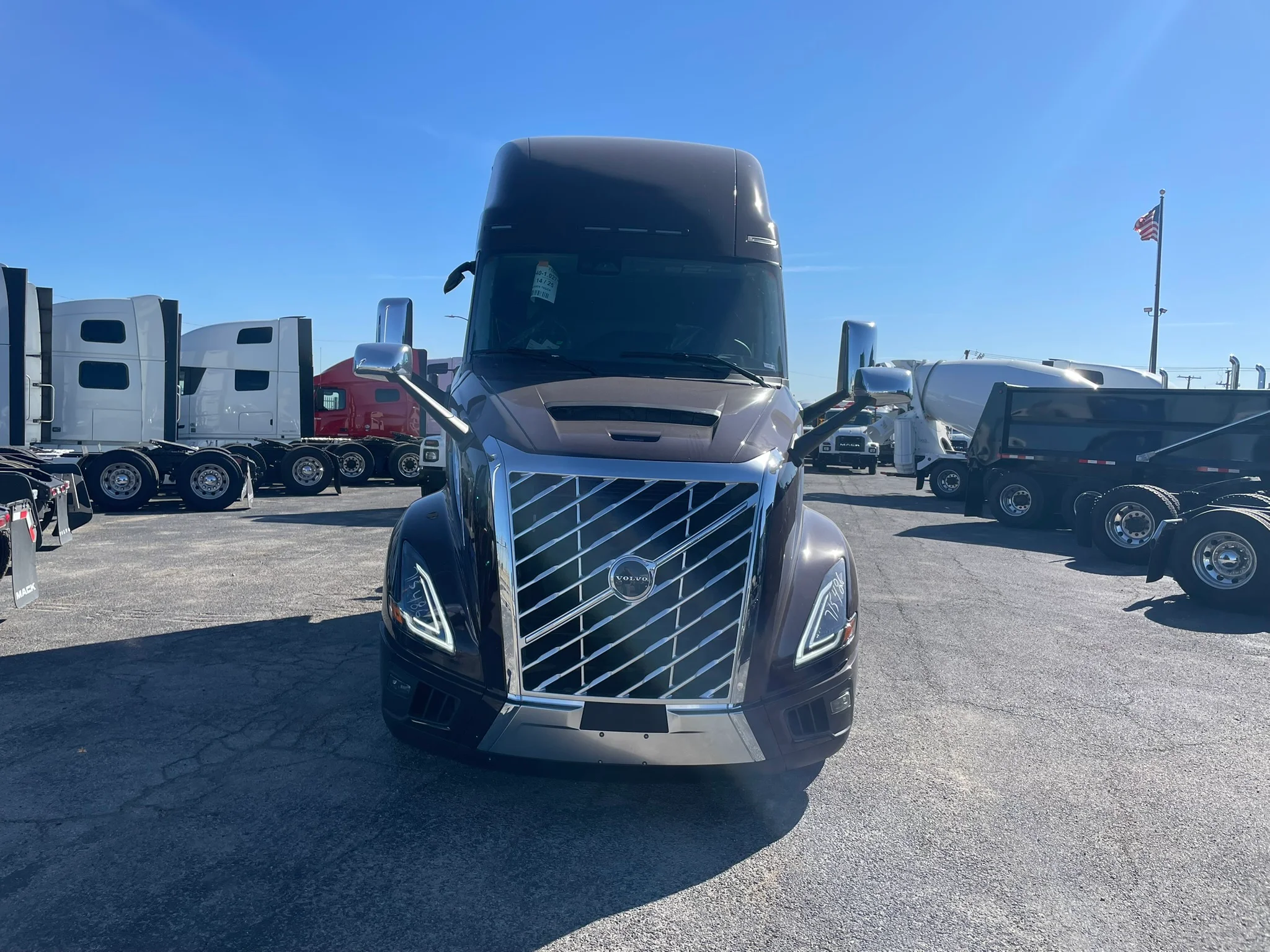 2026 Volvo VNL 860 in Fort Worth, TX — photo 2