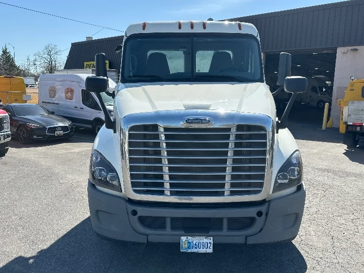 2019 Freightliner Cascadia in Capitol Heights, MD — photo 2
