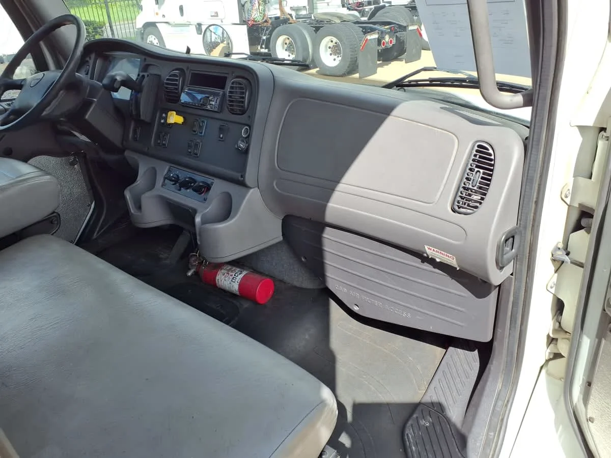 2019 Freightliner M2 106 in Houston, TX — photo 10