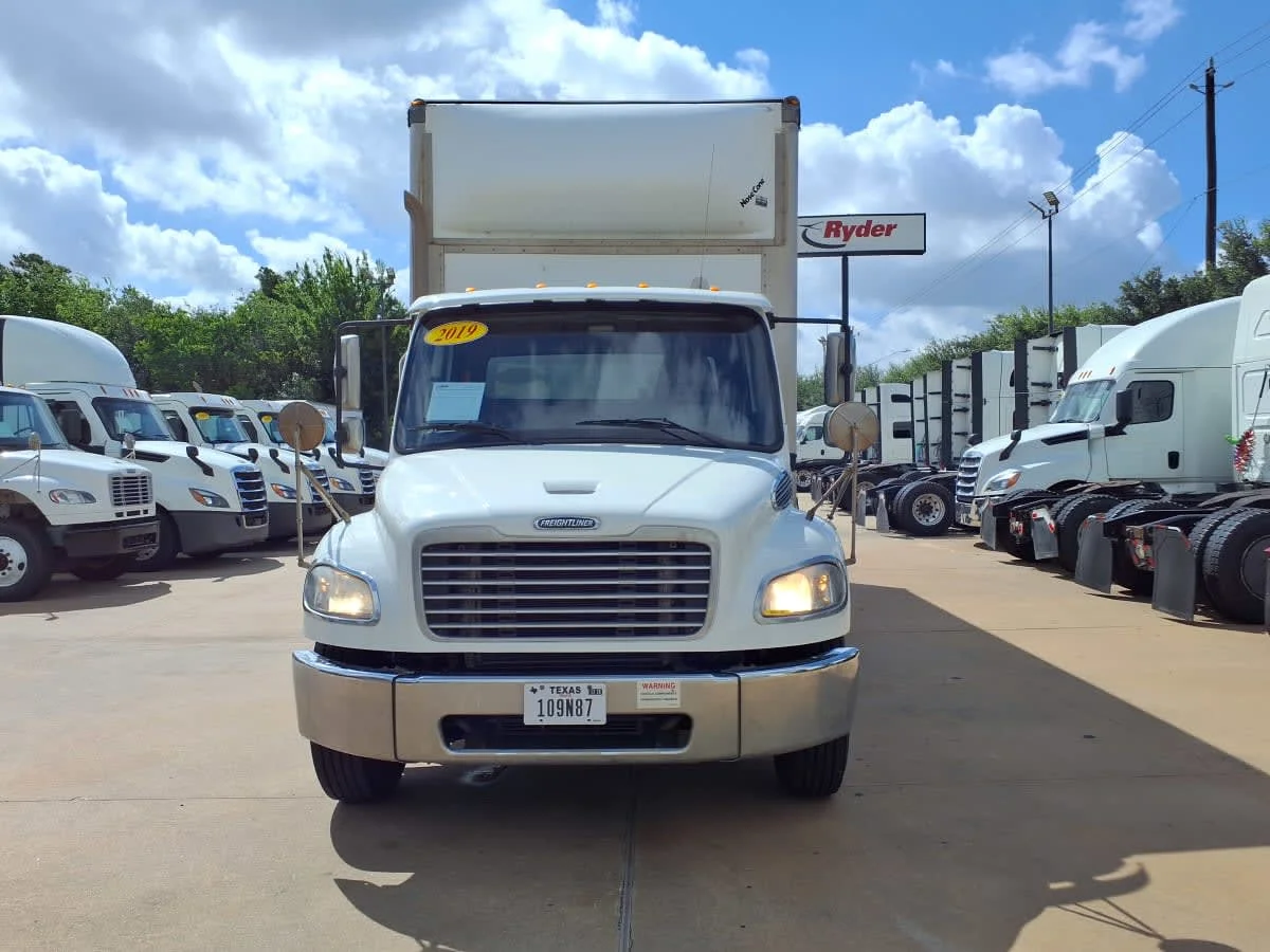 2019 Freightliner M2 106 in Houston, TX — photo 2