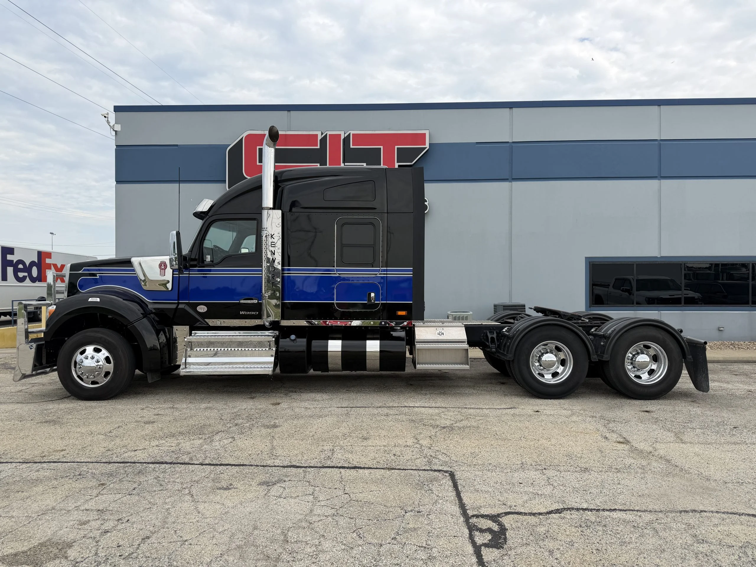 2023 Kenworth W990 in Springfield, IL — photo 3