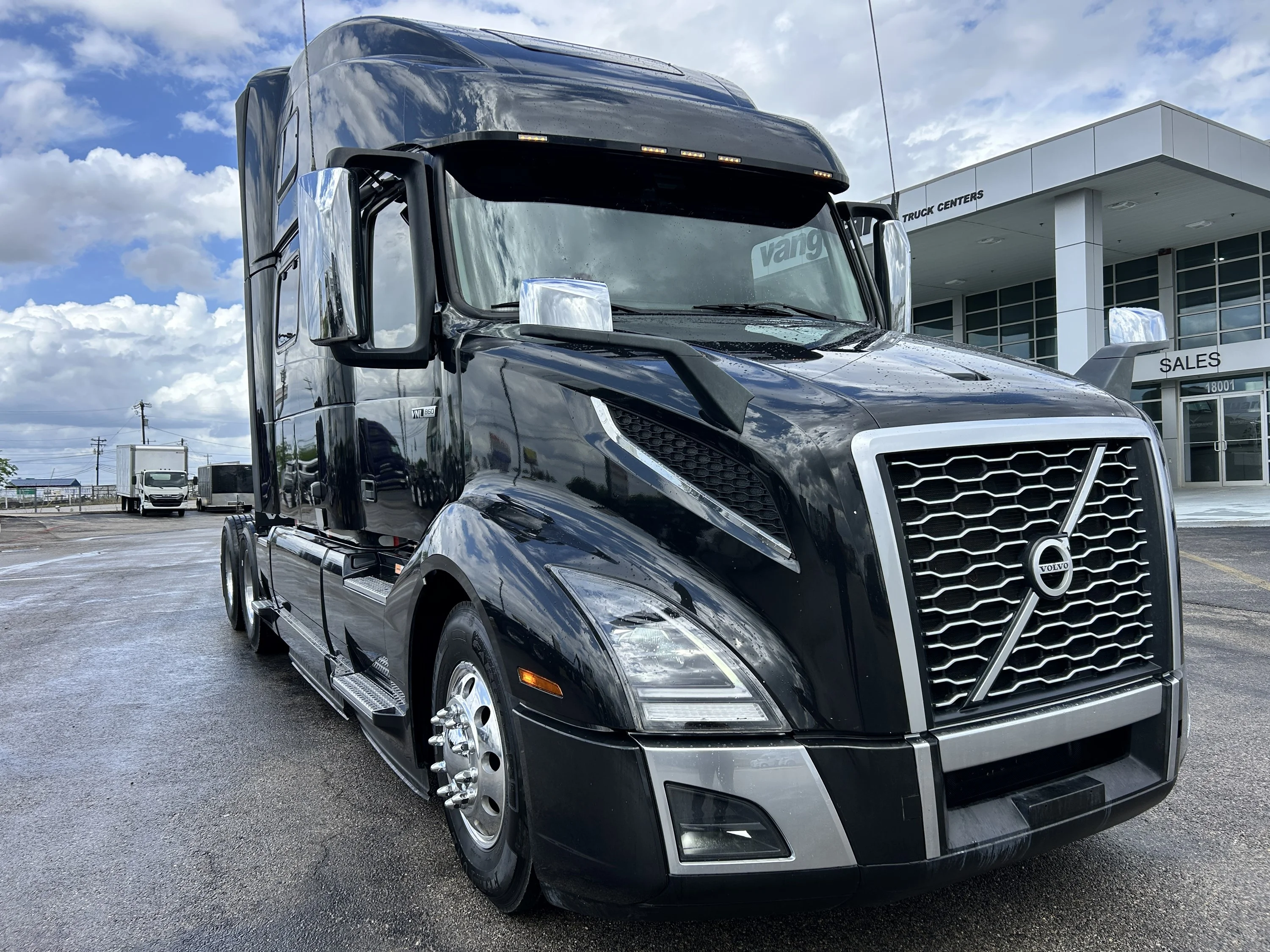 2024 Volvo VNL 860 - image 2