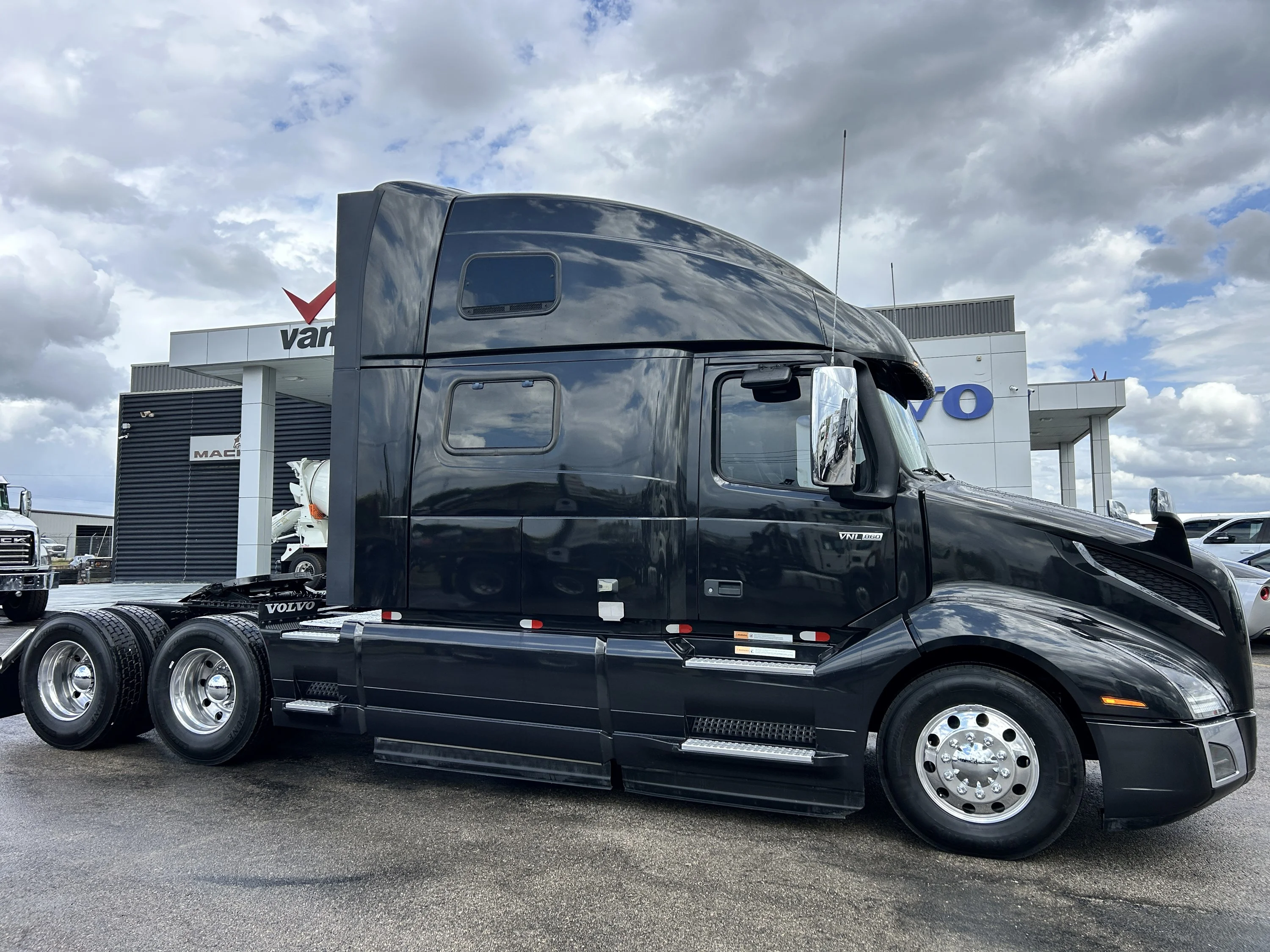 2024 Volvo VNL 860 - image 3