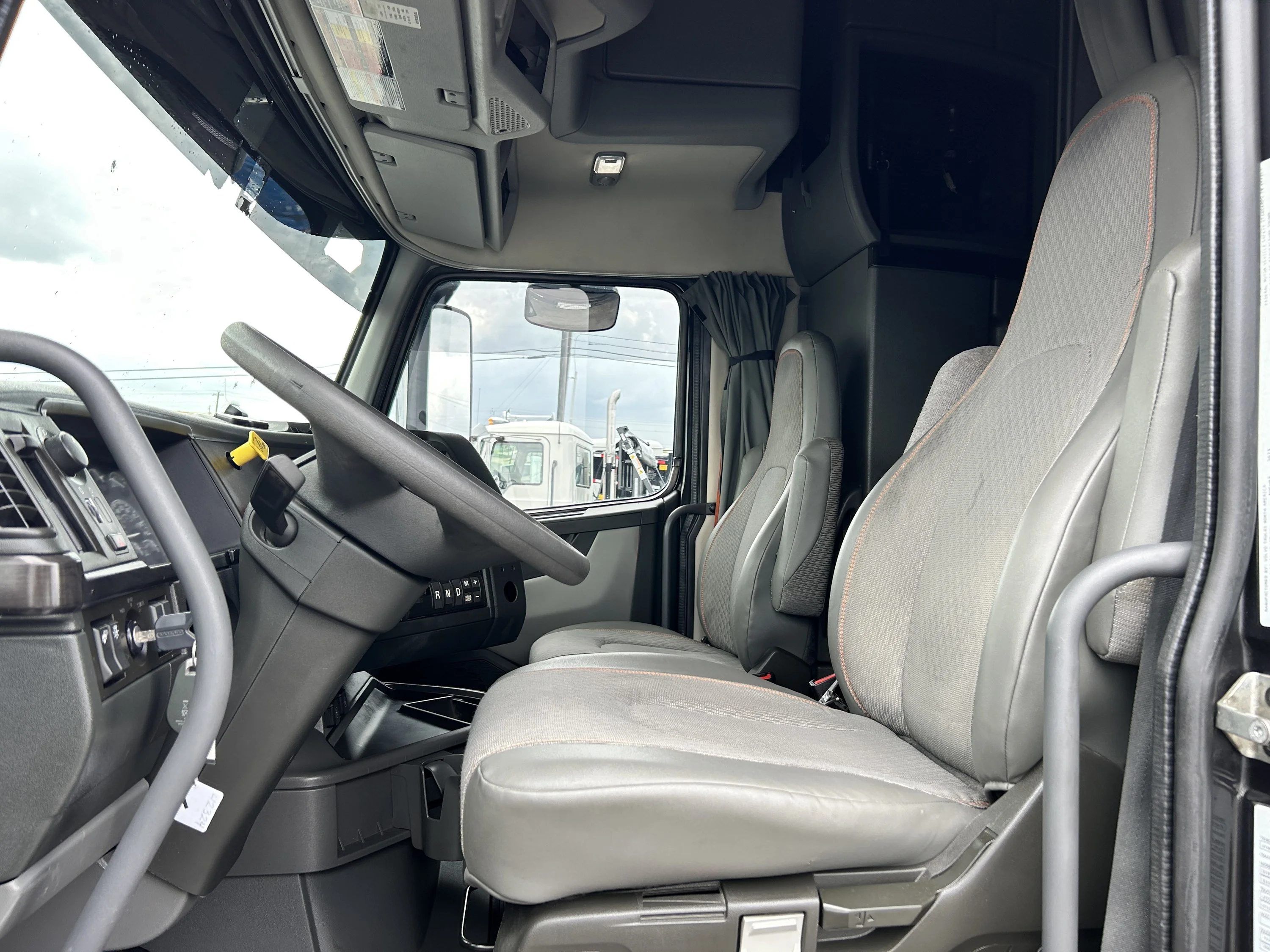 2024 Volvo VNL 860 - image 14