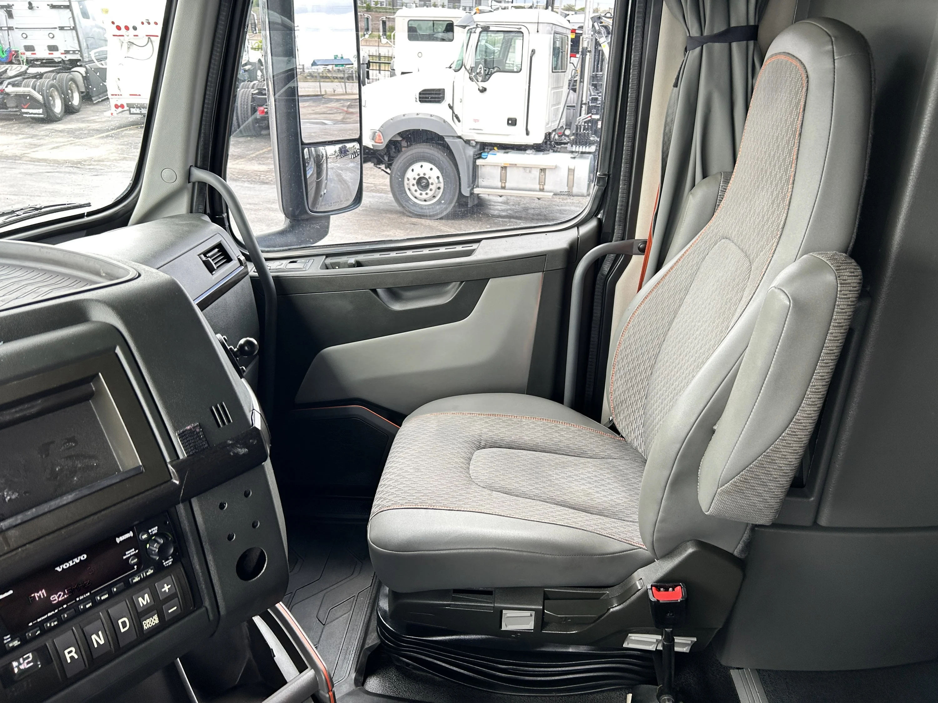 2024 Volvo VNL 860 - image 24