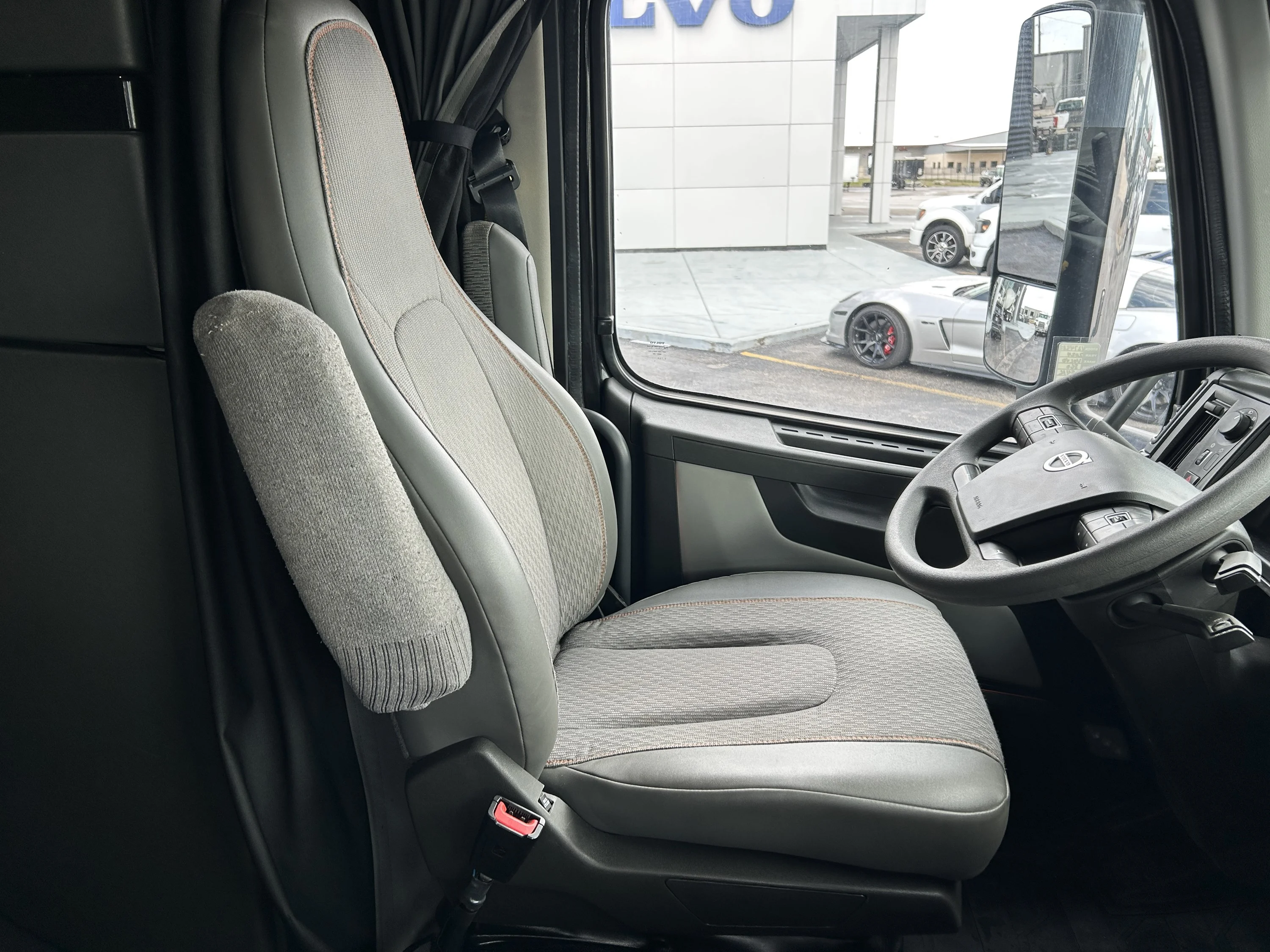 2024 Volvo VNL 860 - image 32